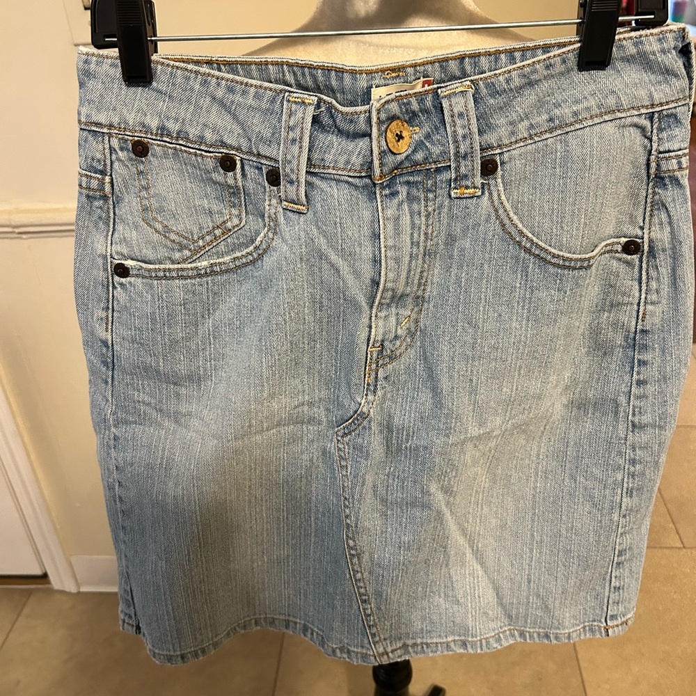 Like New Woman’s Levi's Light Blue Denim Midi Skirt Size 10